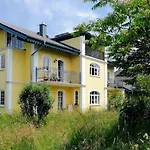 Ruhige In Seenaher Kuenstlervilla In Gstadt *