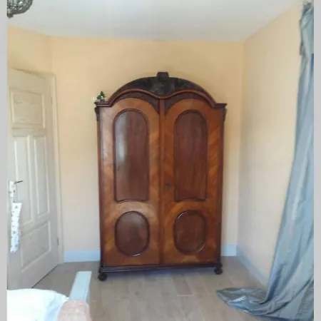 Ruhige In Seenaher Kuenstlervilla In Gstadt *