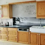 Ruhige In Seenaher Kuenstlervilla In Gstadt