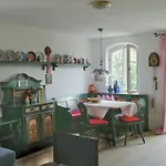 Ruhige In Seenaher Kuenstlervilla In Gstadt