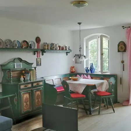 In Seenaher Kuenstlervilla In Gstadt