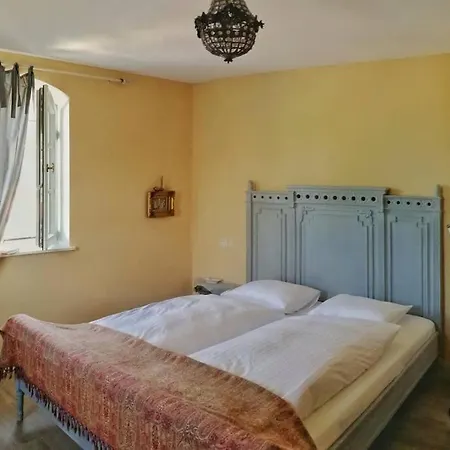 In Seenaher Kuenstlervilla In Gstadt *
