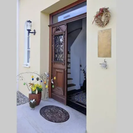 In Seenaher Kuenstlervilla In Gstadt *
