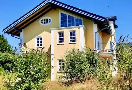 In Seenaher Kuenstlervilla In Gstadt *
