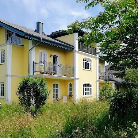 In Seenaher Kuenstlervilla In Gstadt *