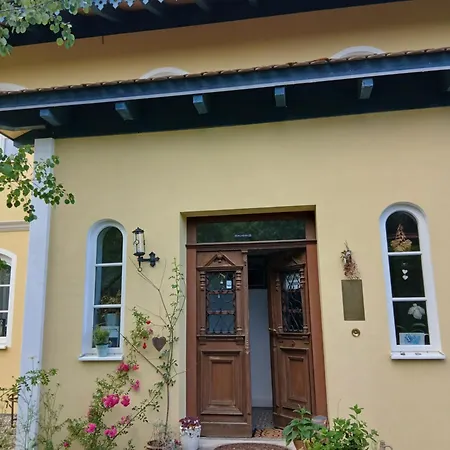 Апартаменты In Seenaher Kuenstlervilla In Gstadt